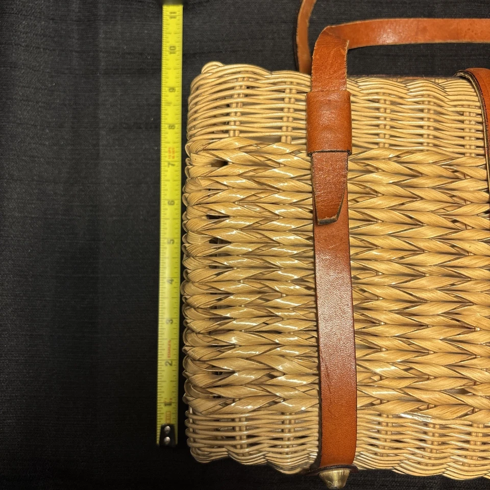 Cartera/bolso de mano vintage años 60 Hong Kong de mimbre y cuero con asa tejida Foto 3 de 4