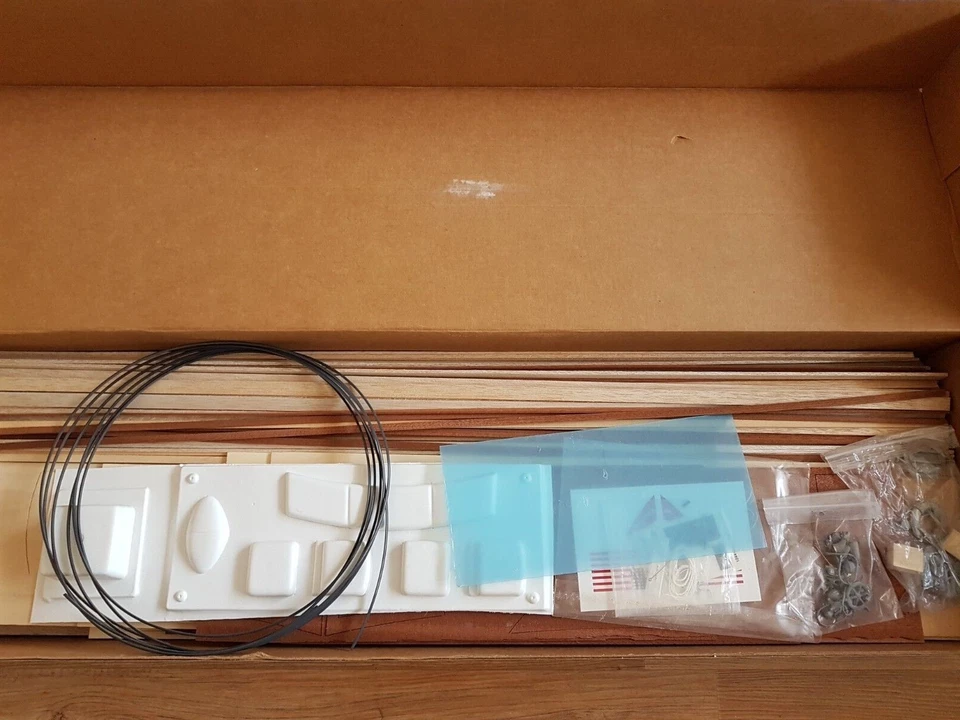 Dumas 1/12  36"  1954 36'  Chris - Craft Commander Express Cruiser #1244  NEW - Image 2 of 4