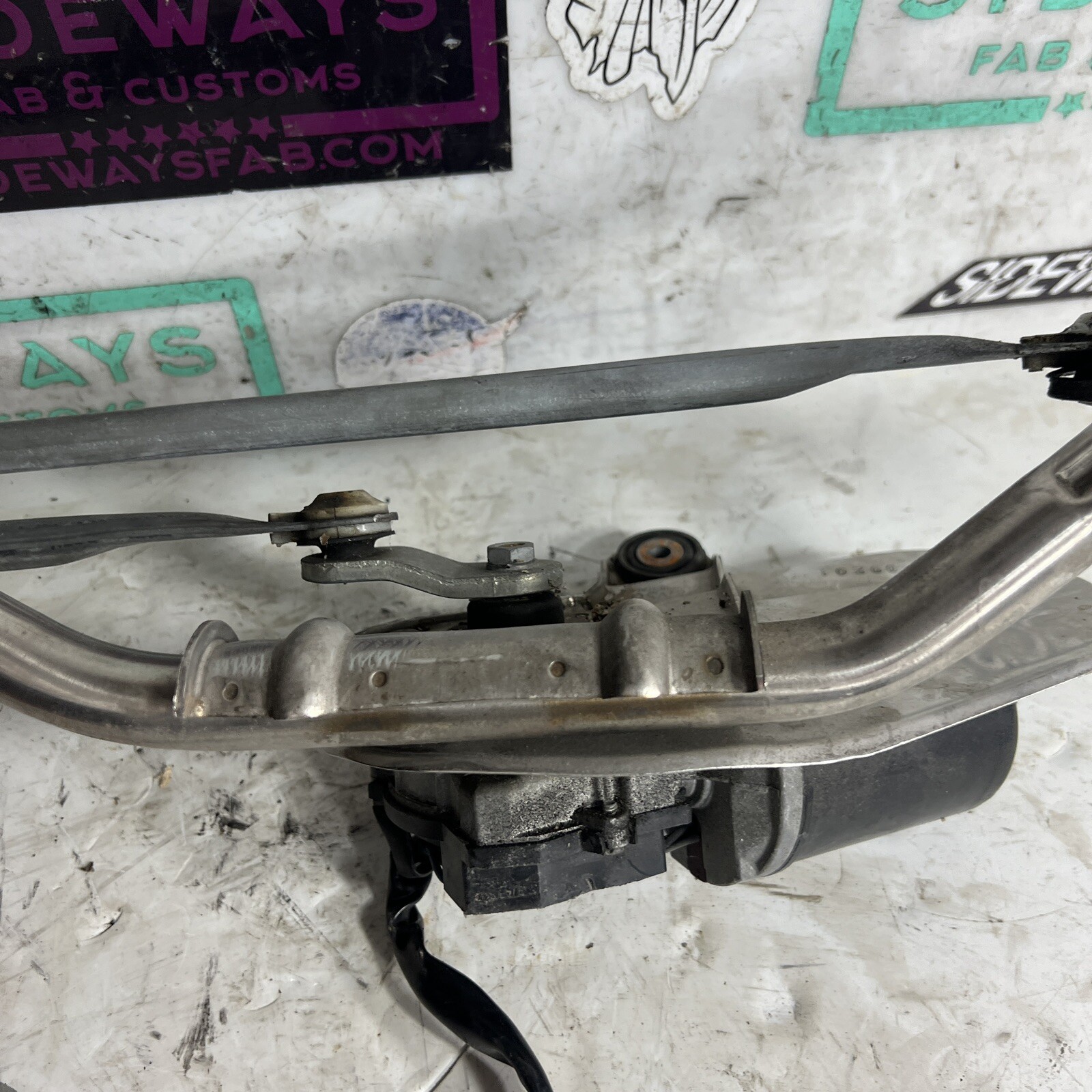 04-08 Maserati Quattroporte Front Windshield Wiper Motor & Linkage M139