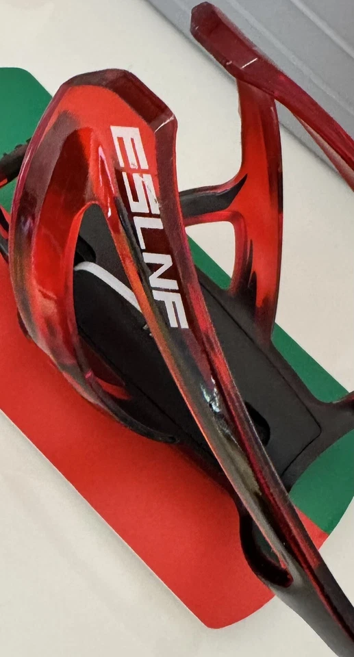 Portabotellas para bicicleta con compartimento oculto AirTag. Foto 2 de 4