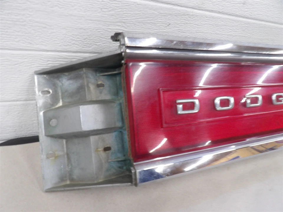 PANEL DE LUZ TRASERA CROMADO DODGE DINASTÍA 1988-1993 CENTRO MERCADO DE EE. UU. PLACA DE IDENTIFICACIÓN Foto 3 de 4