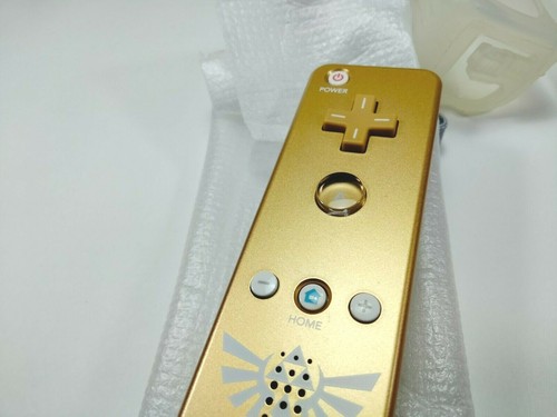 Skyward Sword with Gold Wiimote Japan Version Limited Edition - Picture 6 of 9