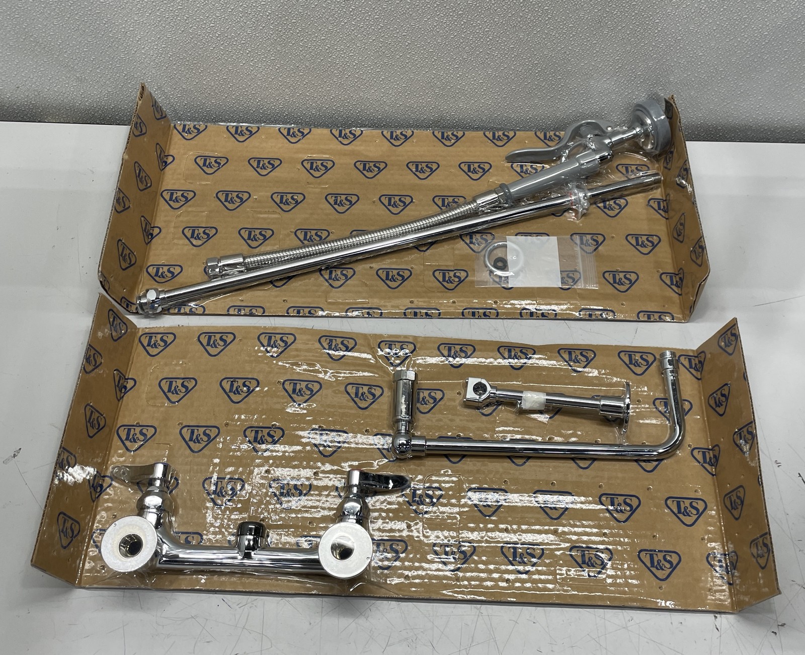 T&S Brass Pre-Rince Overhead RH Swivel Arm Wall Mount B-0131-B