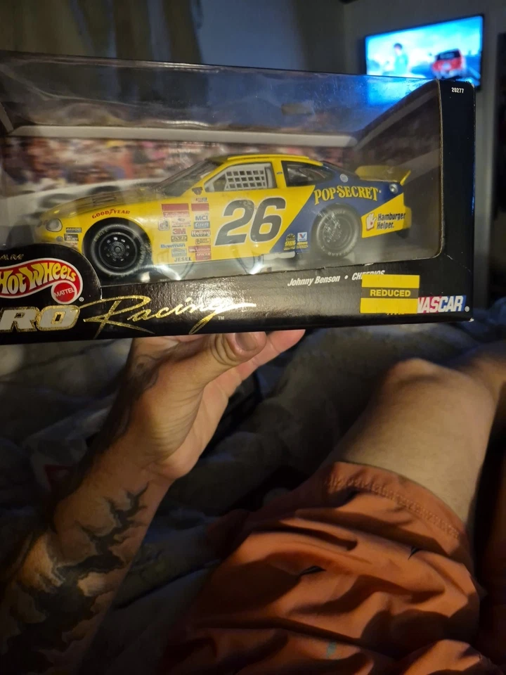 Hot Wheels 1998 Pro Racing NASCAR #26 Cheerios Johnny Benson - Imagem 2 de 4