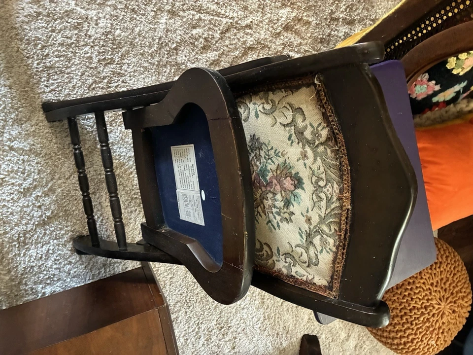 Silla de iglesia de madera vintage de los años 30 con respaldo de listones 2 asientos de madera plegables Foto 2 de 2