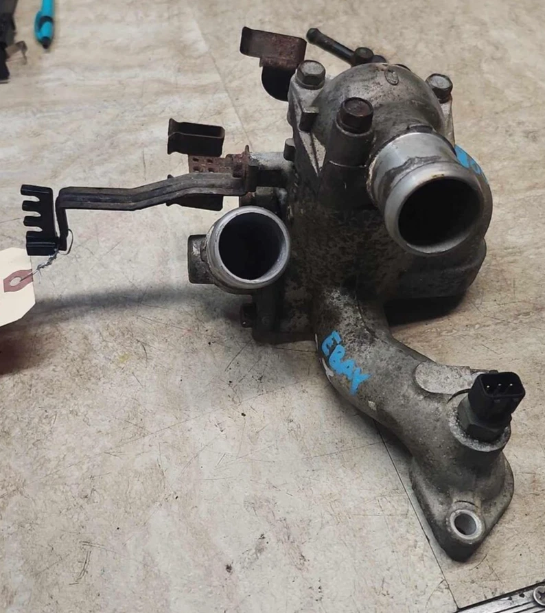 Корпус термостата 2005-2010 KIA SPORTAGE 2,7 л V6 VN275ZX C - Изображение 2 из 4