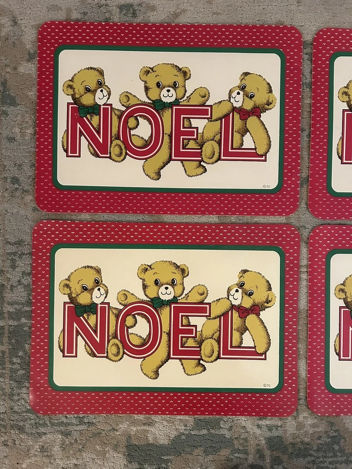 4 Vintage Town and Country Vinyl Placemats Christmas Bears Noel Red And Green - Imagem 2 de 4