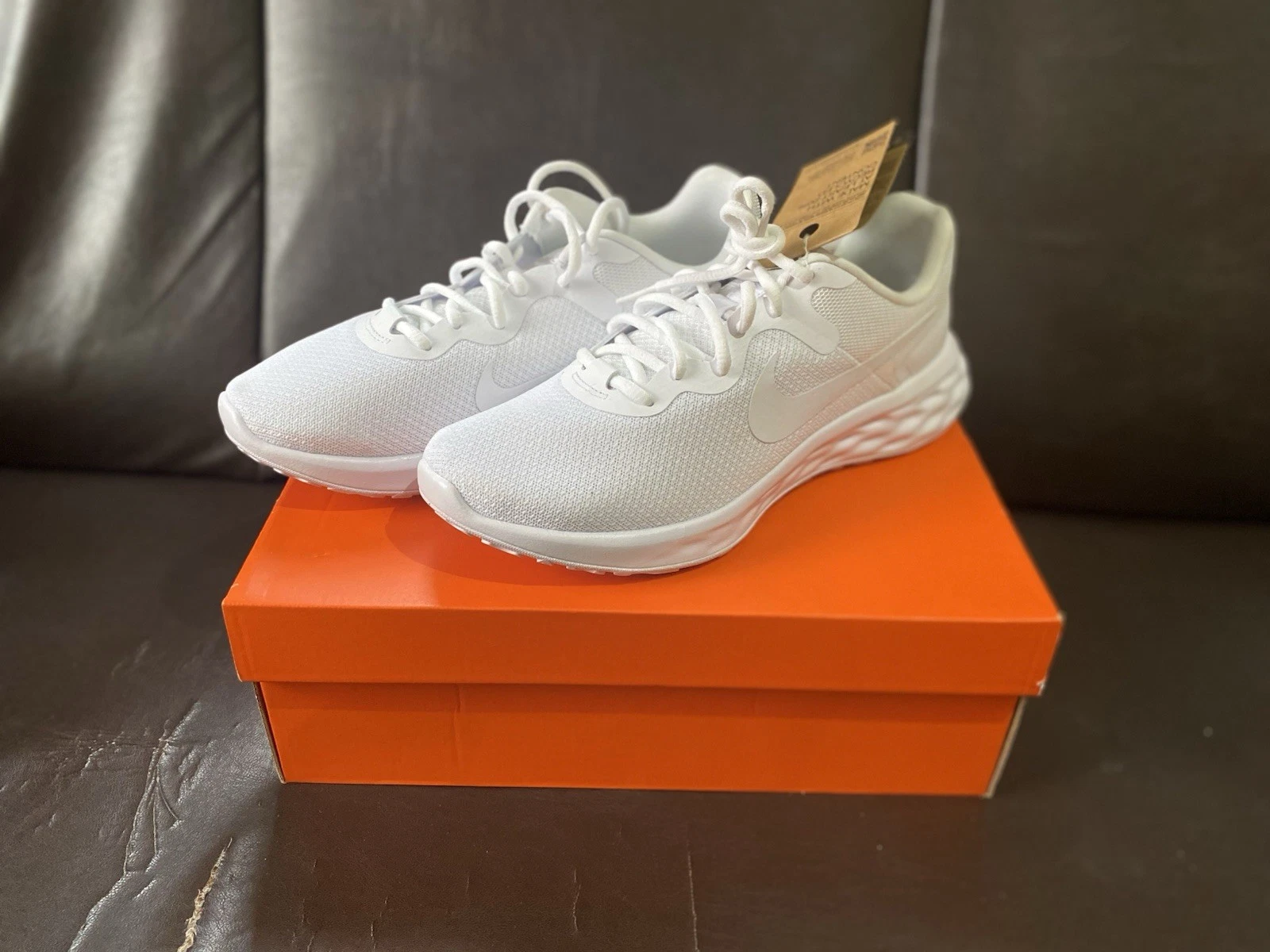 Scarpe da ginnastica Nike Revolution 6 NN Triple bianche da corsa Nuove con scatola UK 9 10 11