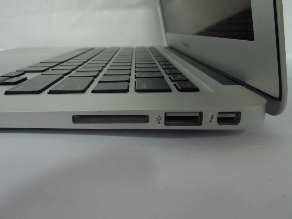 Apple MacBook Air A1466 Core i5-4250U 1.30GHz 4GB 128GB SSD Laptop (M108) - Image 3 of 4