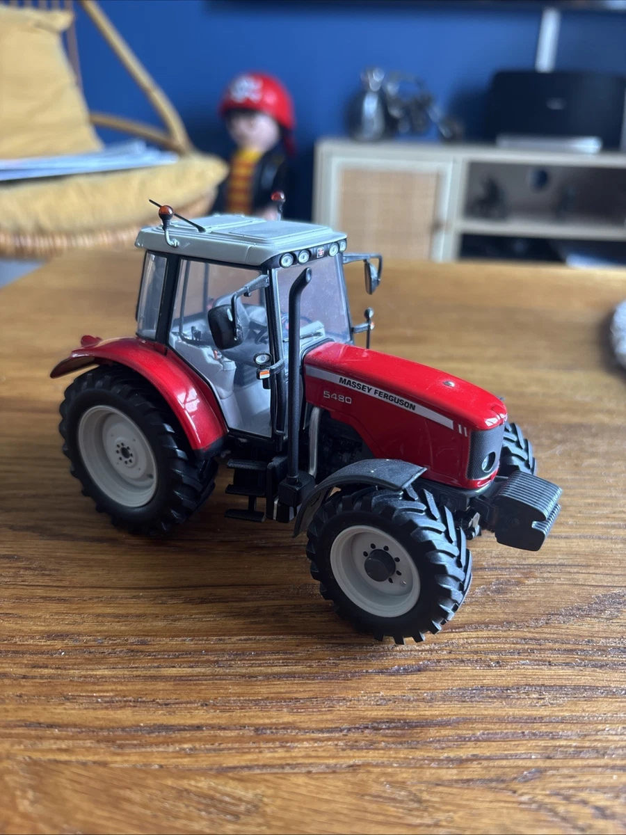UNIVERSAL HOBBIES - Tracteur limité à 500 pièces - MASSEY