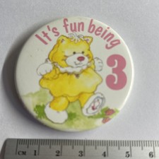 NOTE MARK Collectible Pin Badge Fisher Price yellow Puffalump cat Birthday Age 3