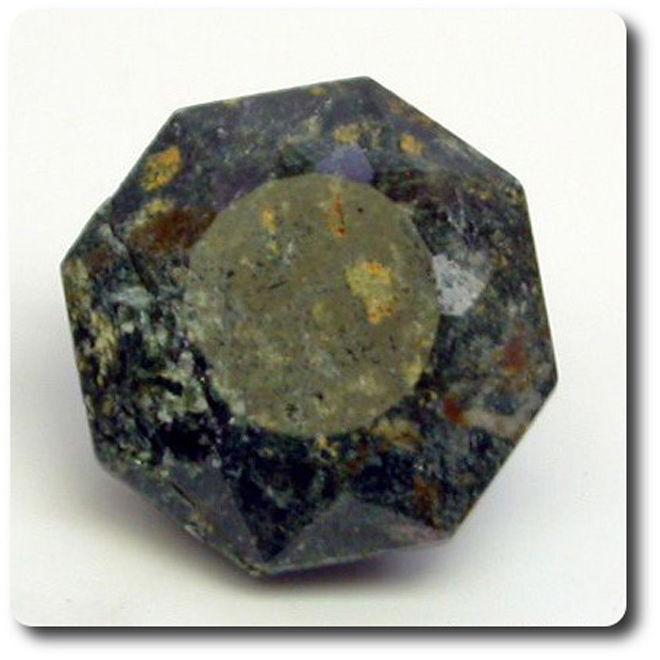 Hedenbergite de Brosso de 2.13 cts pierre de collection brute du Piemont Italie