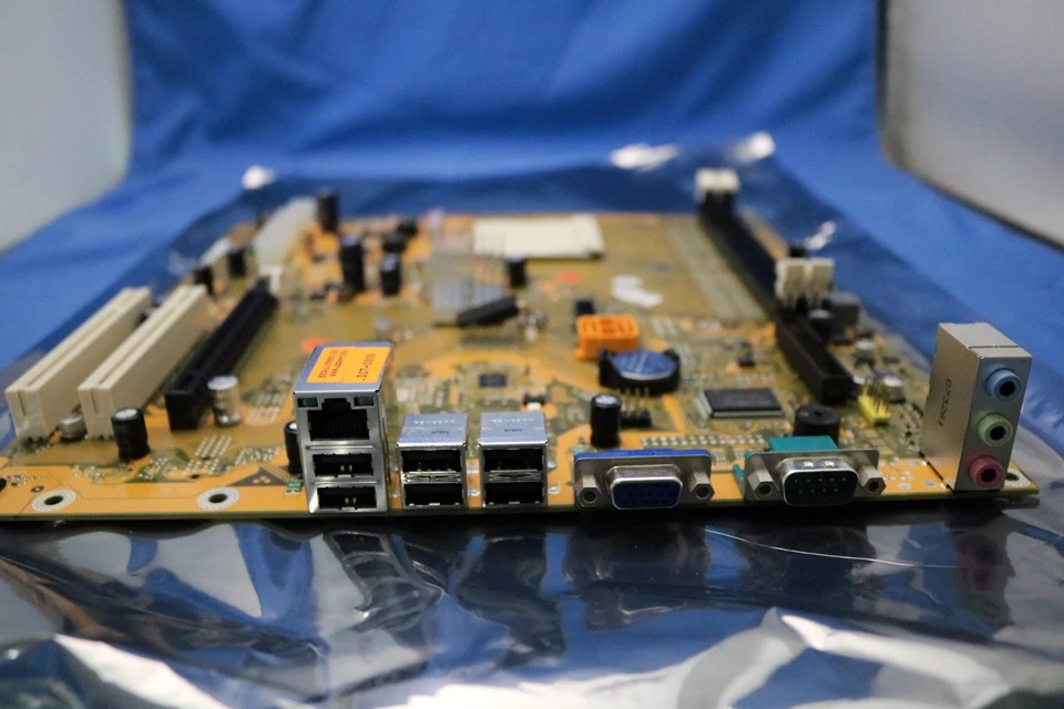 AM2/AM2+ BTX Form Factor Motherboard/Mainboard - Image 2 of 4