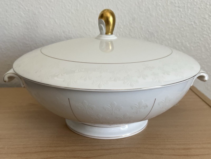 Rosenthal White Velvet (gold) 9” Covered Round Vegetable Bowl 