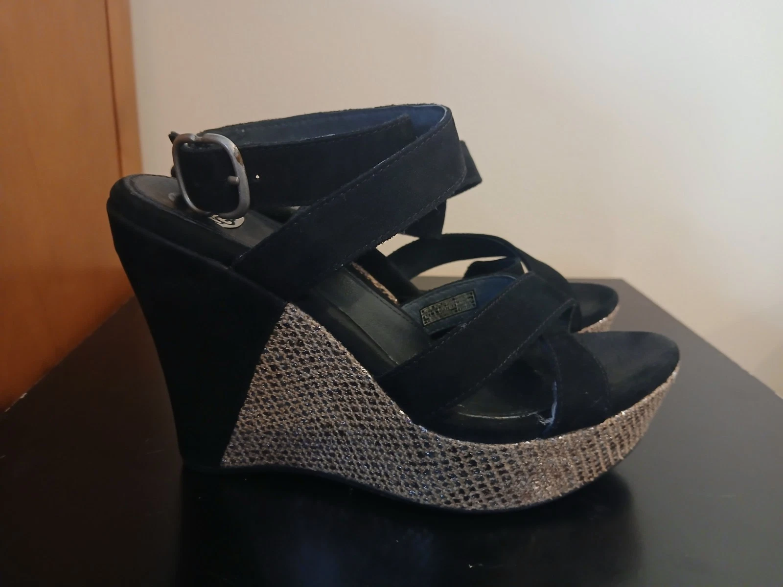 UGG 'ARIEA' sandali plateau zeppa scamosciata nera