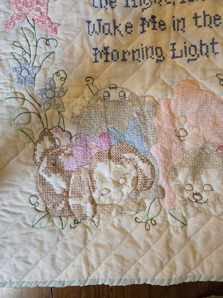 Edredón bebé vintage hecho a mano blanco bordado conejito animales y flores 37X57 Foto 3 de 4