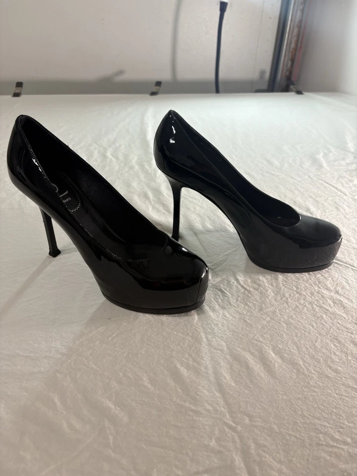 Zapatos de salón Yves Saint Laurent de charol negro talla 39 Foto 2 de 4