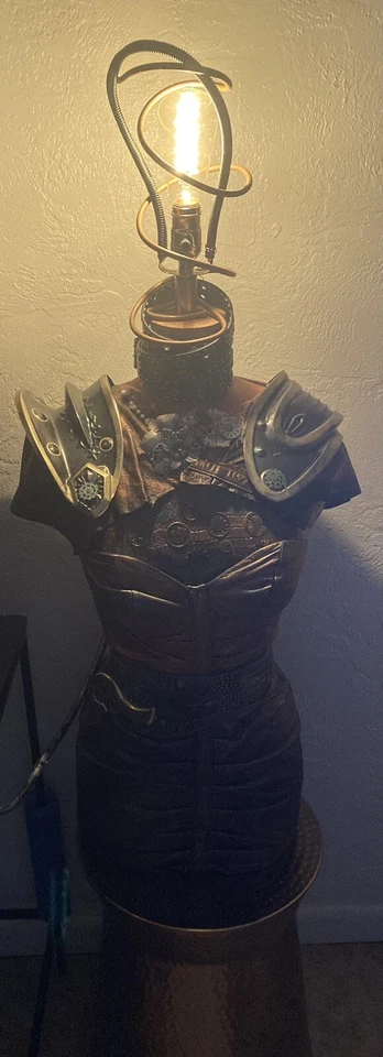 "Lámpara busto femenina medieval fantasía post apocalíptica personalizada de 40"" de alto ENVÍO GRATUITO" Foto 2 de 4
