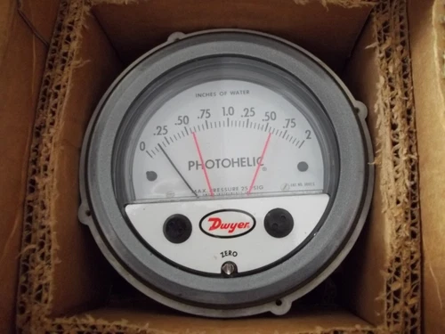 NEW IN BOX DWYER 3002-C PHOTOHELIC SWITCH / GAGE  0 to 2 inches of water