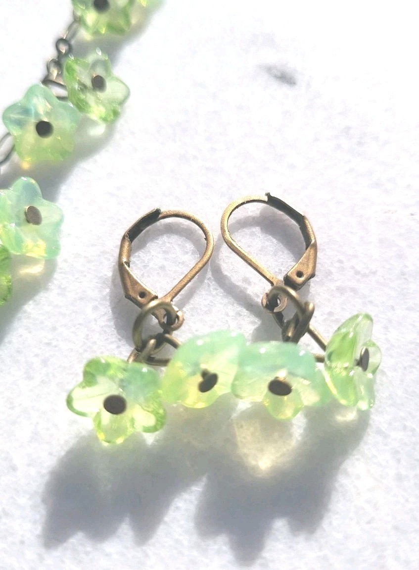 VINTAGE OPAL GREEN URANIUM GLASS FLOWER CLUSTER N… - image 8