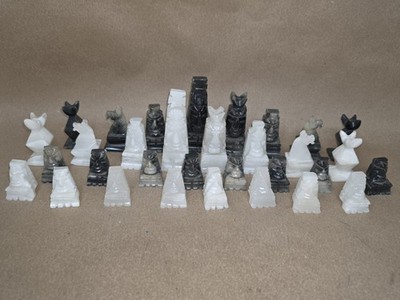 VINTAGE QUARTZ/MARBLE AZTEC CHESS SET - 32 PIECES Black/Gray & White