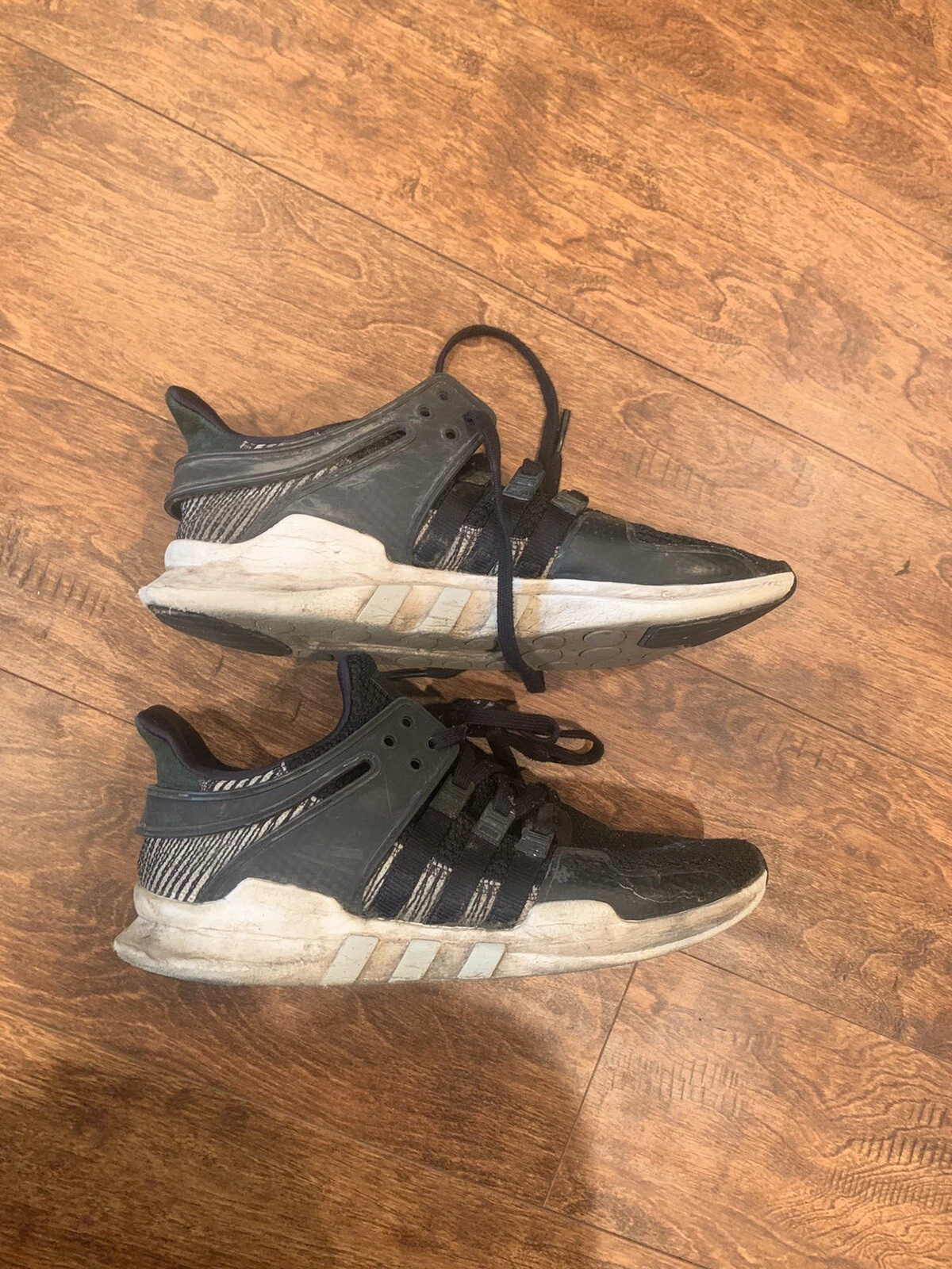 Sneakers Adidas usate taglia 10 ?? Affare. Bianco e nero