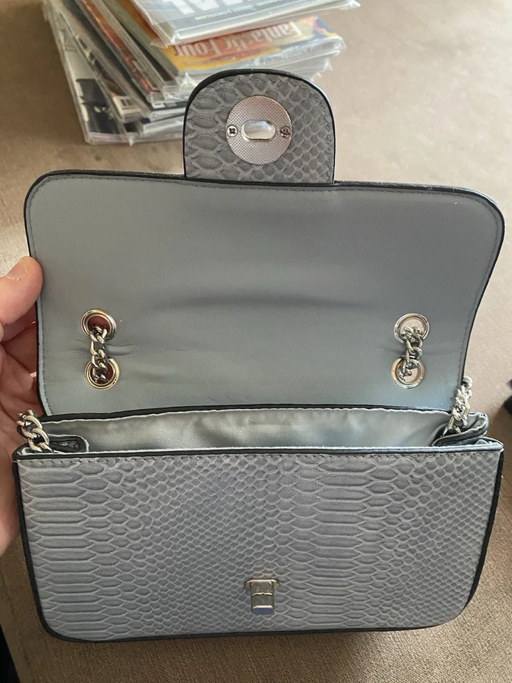 Ladies light blue handbag w/chain strap (New Look) - Image 3 of 3