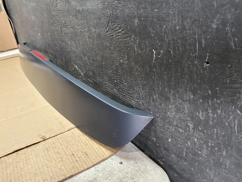 2005 to 2008 Dodge Magnum Rear Upper Wing Spoiler W/Brake Light Q3468 DG — 第 2/4 张图片