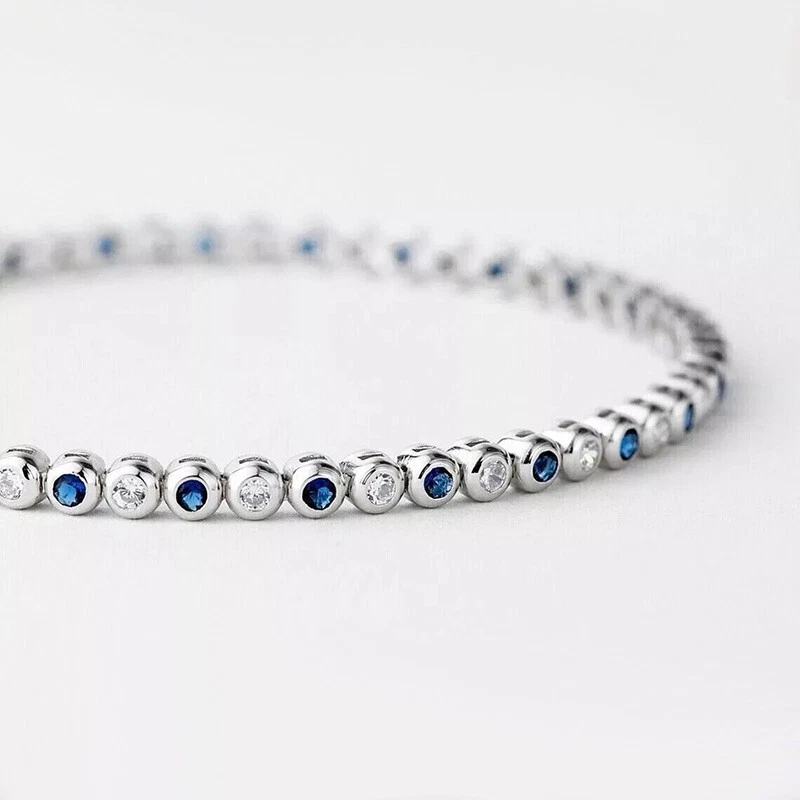 Brazalete de tenis de zafiro azul y diamantes redondos creado en laboratorio enchapado en oro blanco de 14K Foto 2 de 4