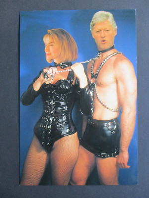 1995 POSTKARTE Witz Hilary & Bill Clinton in Bondage Gear Bill an der Leine unbenutzt