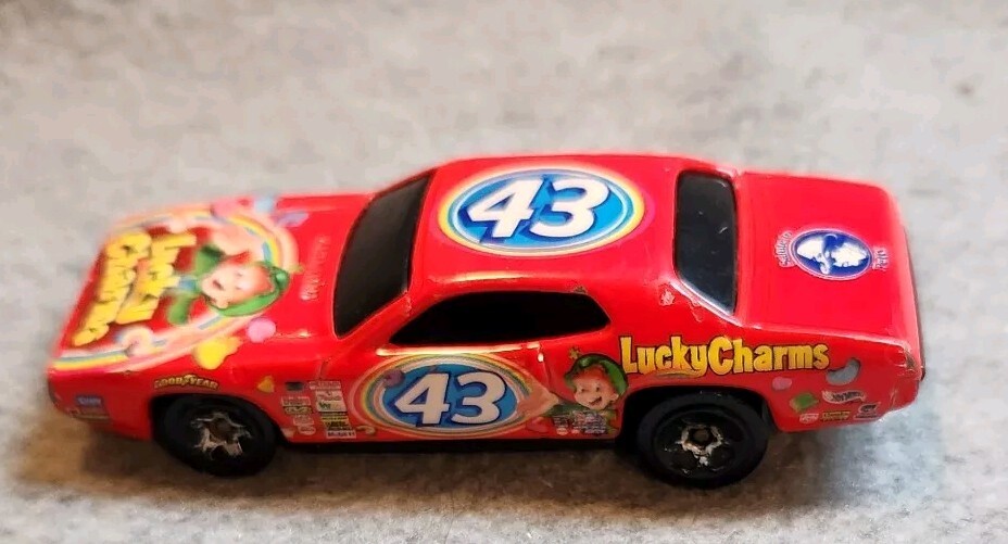 HOT WHEELS RICHARD PETTY 43 LUCKY CHARMS '71 PLYMOUTH GTX RED CAR