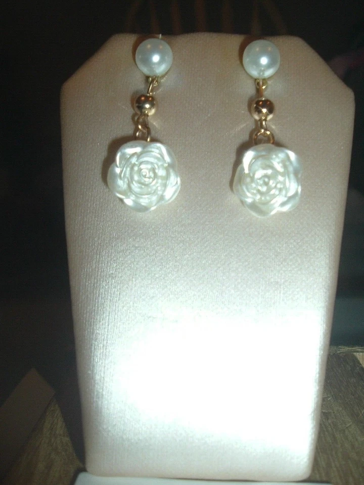 PENDIENTES perforados Betsey Johnson flores blancas colgantes postes perlas blancas Foto 2 de 4