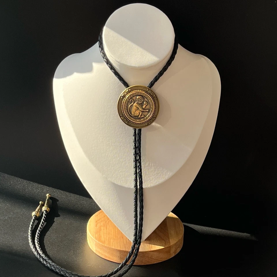 Collar de boda redondo de cuero PU con corbata de mono Balo Bolo en relieve de latón Foto 2 de 4