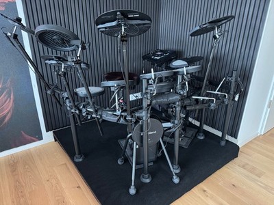 Roland Flagschiff  V71  vs. VQD