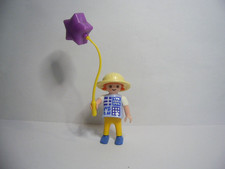 Playmobil City Life: Figurka Dziecko Dziewczynka ze słomkowym kapeluszem i fioletowym balonem (B)