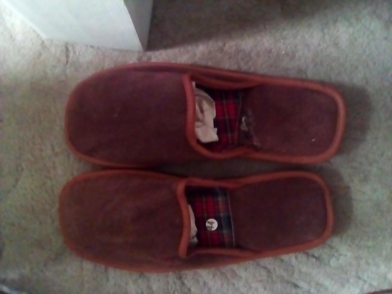 SAOLA Pantofole Dema EU44 taglia UK9 5 10 scamosciate marrone mulo suola gomma a costine nuove difettose*