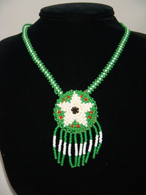 VINTAGE HAND MADE GREEN SEED BEAD NECKLACE STAR TASSEL  display picture 3