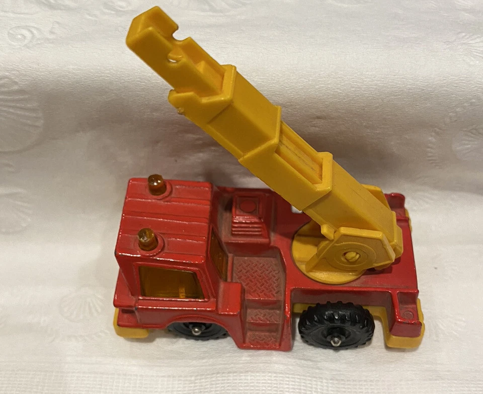 VINTAGE CORGI JUNIORS: RED MOBILE TRUCK w/YELLOW CRANE (PPc2) - Image 2 of 4