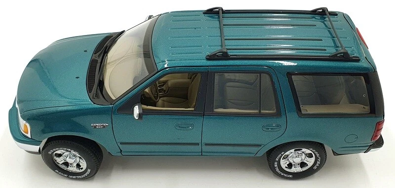 UT Models 1/18 Scale Diecast 22717 - Ford Expedition Regular XLT Metallic Green - Image 3 of 4