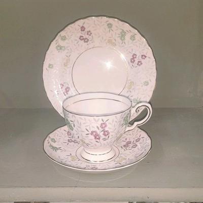 Hübsches Vintage Bone China Royal Tuscan hellrosa & Blumen Tee Trio Set. Sehr guter Zustand 