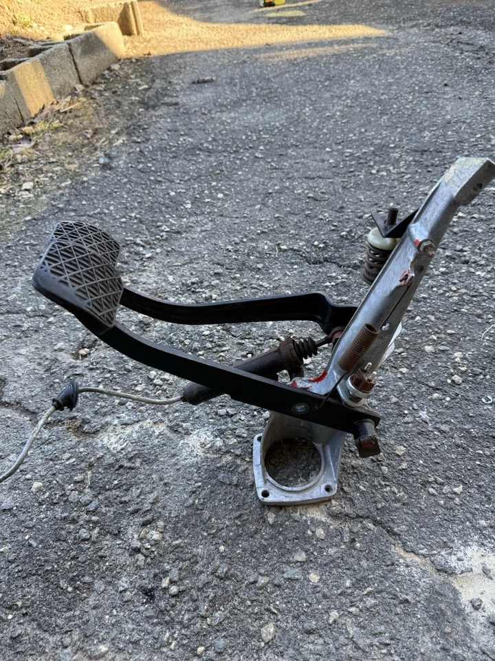 Mercedes Benz 240D 1979 montaje de pedal OEM Foto 2 de 4