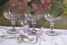 4 ANCIENNES COUPES À CHAMPAGNE EN CRISTAL PIED BALUSTRE