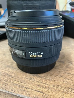 Sigma Sigma DC 30mm F/1.4 Lens