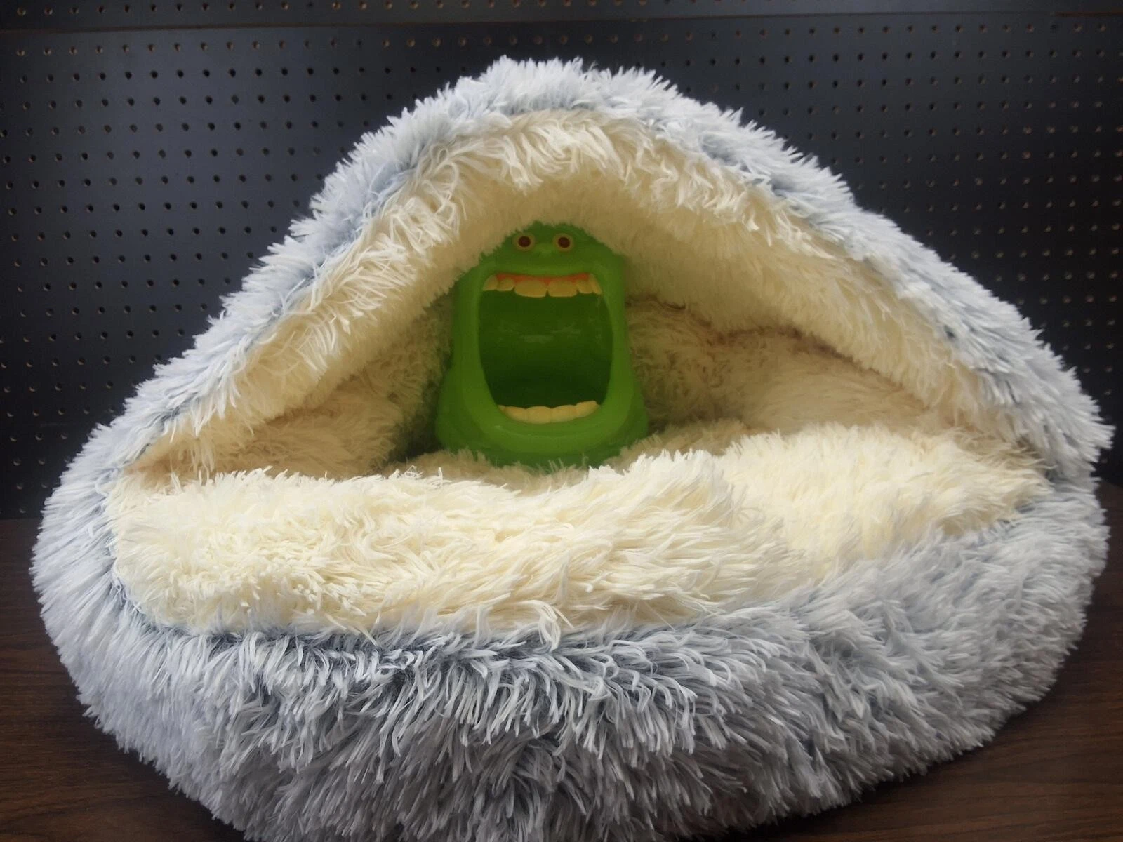 Cozy Plush Pet Cave Bed - Soft, Warm & Stylish - Medium