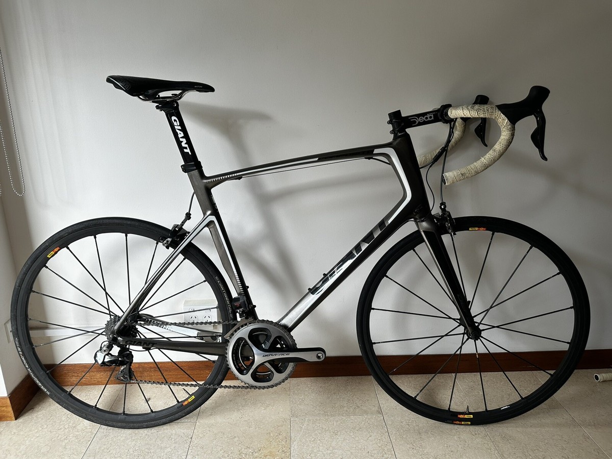 Giant Carbon Fibre Rd Bike With Shimano D-Ace Groupset Mavic R
