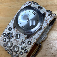 Reloj de cuarzo analógico GUESS G95641L para dama de cuero con correa de acero plateado ~ batería nueva