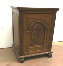 confiturier renaissances en chêne massif mouluré. XX siècle .