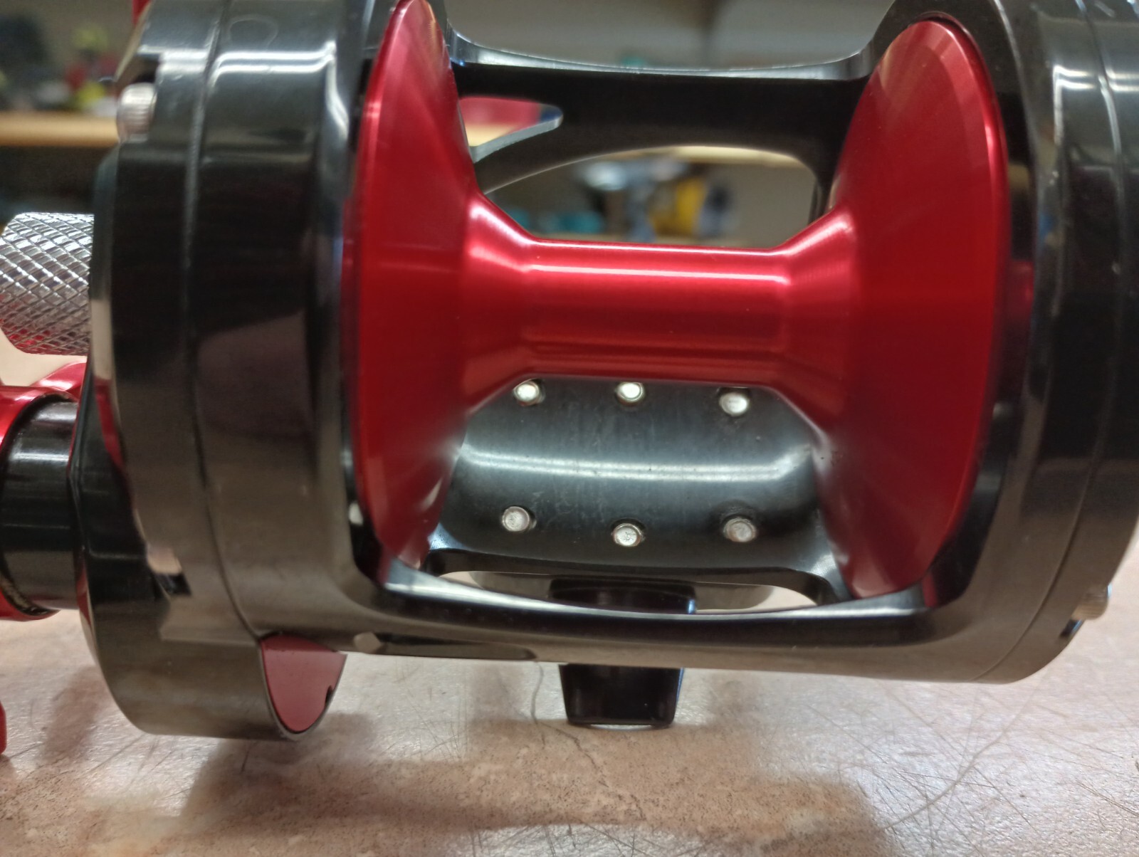 Avet MXL 5.8 Star Drag Reel - Black & Red