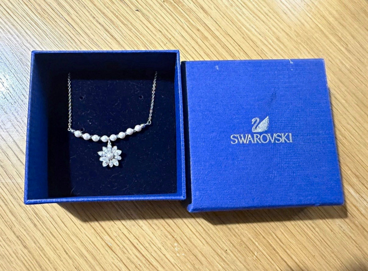 Swarovski Disney Pearl & Crystal Flower Pendant Necklace Silver Tone Cable Chain