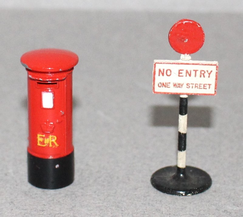 DINKY TOYS  ROYAL MAIL PILLAR BOX AND NO ENTRY ROAD SIGN MADE IN ENGLAND
